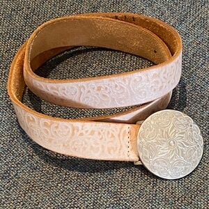 Embossed Silver Round Medallion Buckle Leather Western Belt Whitewash Tan Size L